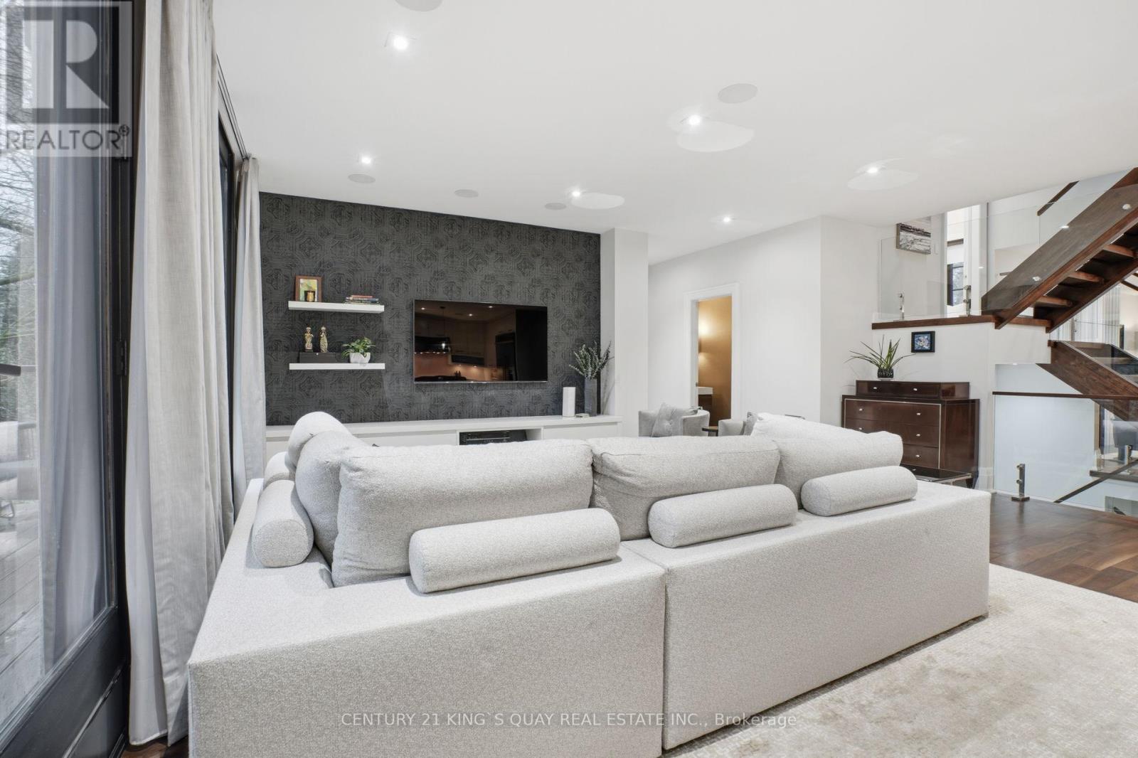 33 Nesbitt Drive, Toronto, Ontario  M4W 2G2 - Photo 7 - C12960034