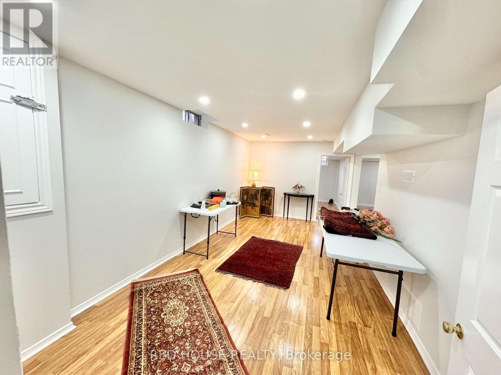 33 Forestside Court, Richmond Hill, Ontario  L4C 9V2 - Photo 2 - N12960014