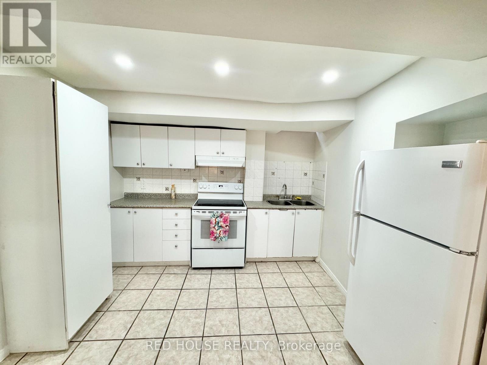 33 Forestside Court, Richmond Hill, Ontario  L4C 9V2 - Photo 3 - N12960014