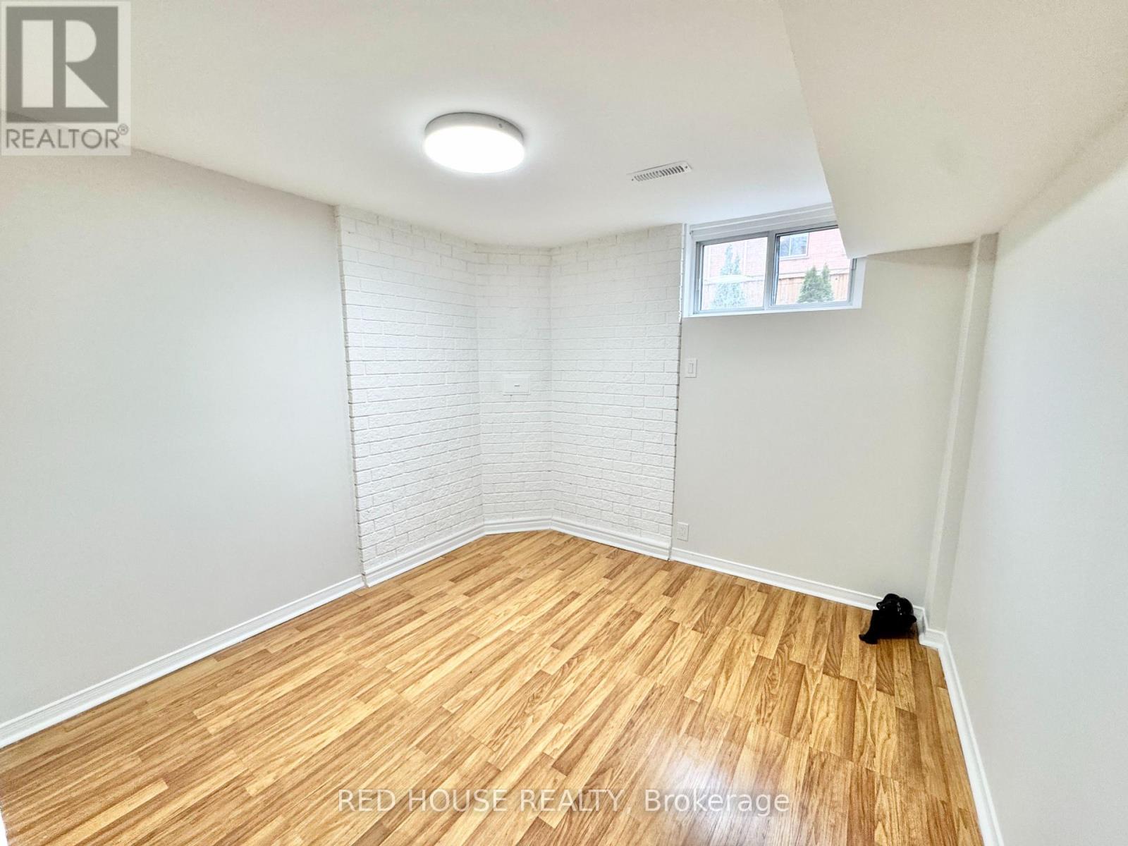 33 Forestside Court, Richmond Hill, Ontario  L4C 9V2 - Photo 4 - N12960014