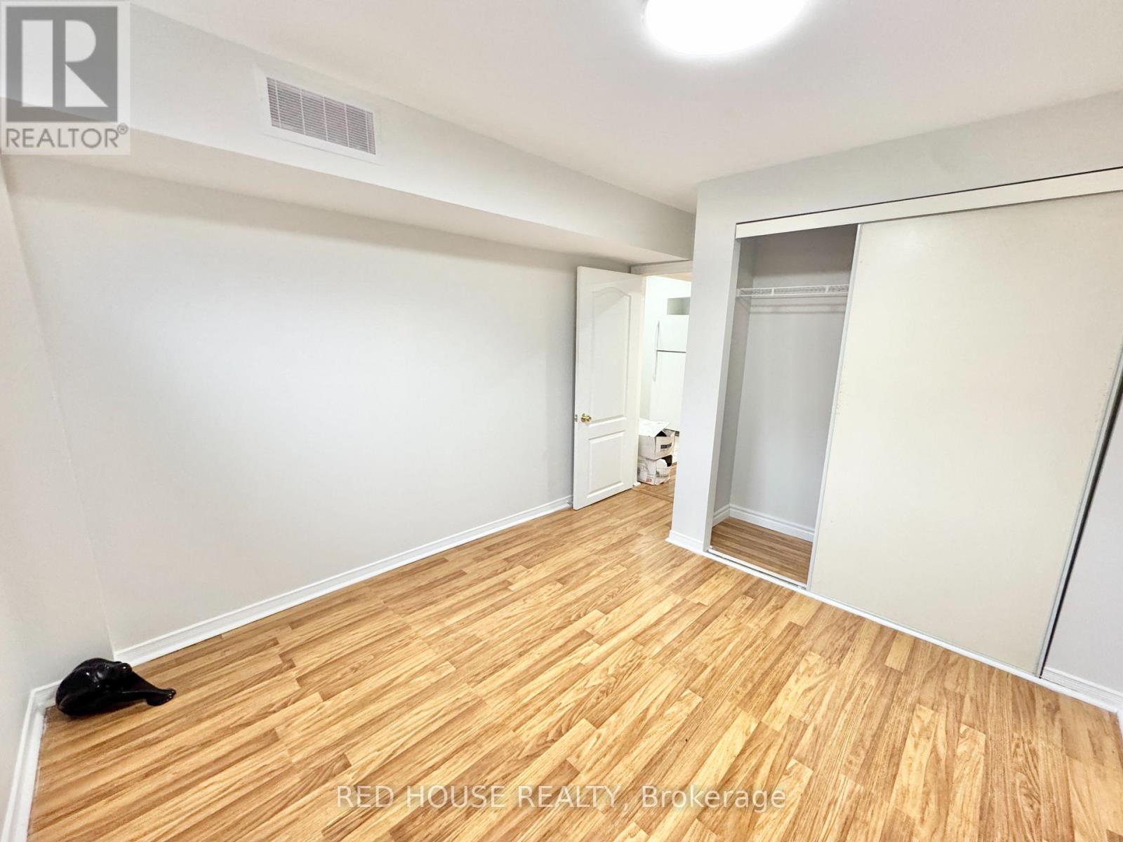 33 Forestside Court, Richmond Hill, Ontario  L4C 9V2 - Photo 5 - N12960014