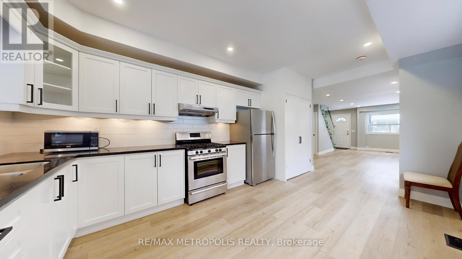 15 Eileen Avenue, Toronto, Ontario  M6N 1V5 - Photo 10 - W12960026