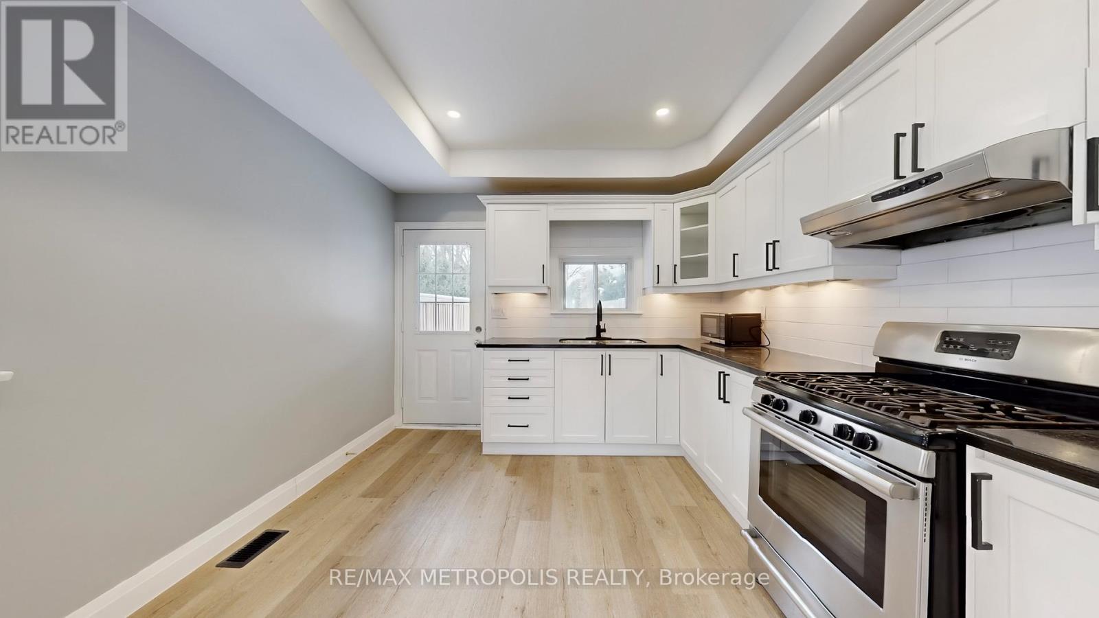 15 Eileen Avenue, Toronto, Ontario  M6N 1V5 - Photo 8 - W12960026