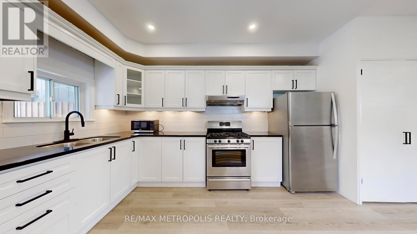 15 Eileen Avenue, Toronto, Ontario  M6N 1V5 - Photo 9 - W12960026