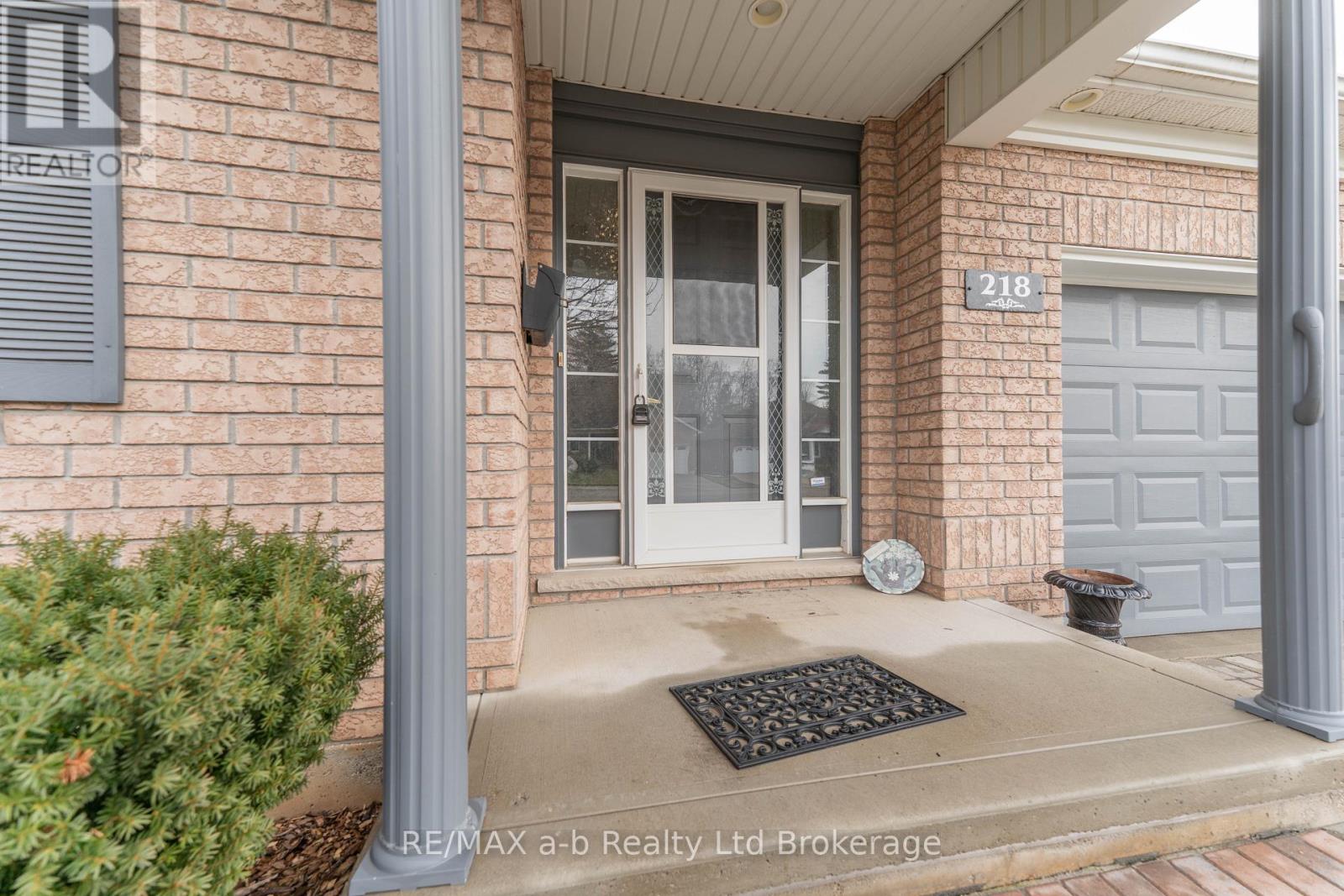 218 Baldwin Street, Tillsonburg, Ontario  N4G 5W3 - Photo 2 - X12724104