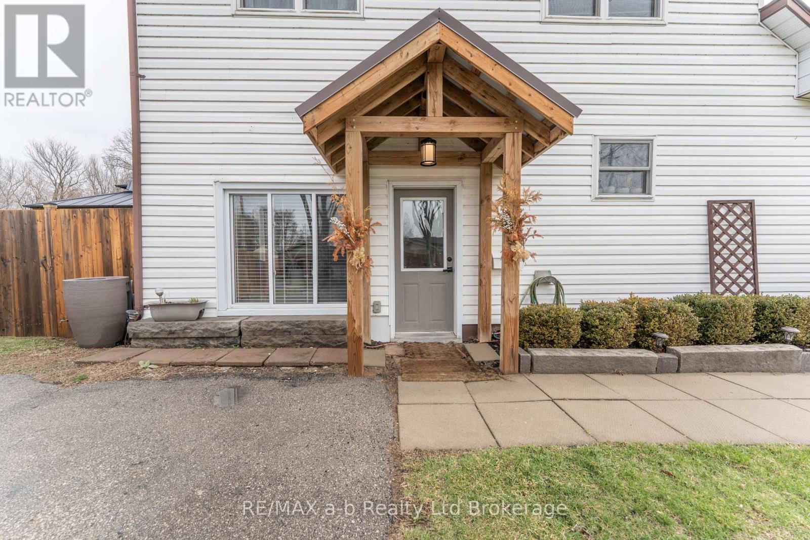 13 Potters Road N, Tillsonburg, Ontario  N4G 2G9 - Photo 2 - X12886534