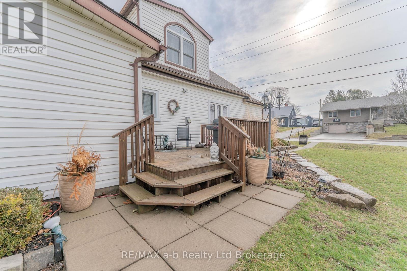 13 Potters Road N, Tillsonburg, Ontario  N4G 2G9 - Photo 3 - X12886534