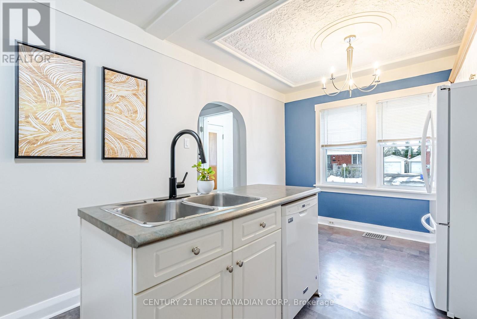 108 Myrtle Street, St. Thomas, Ontario  N5R 2G3 - Photo 7 - X12943844