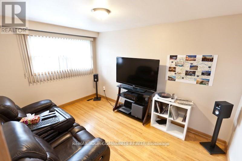 8 Stanwood Crescent, Toronto (Humbermede), Ontario  M9M 1Z9 - Photo 7 - W12959604