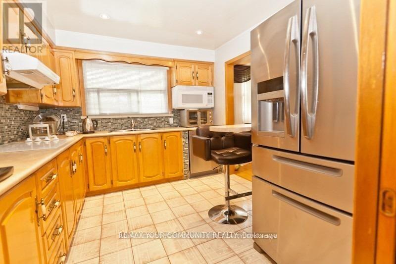 8 Stanwood Crescent, Toronto (Humbermede), Ontario  M9M 1Z9 - Photo 8 - W12959604