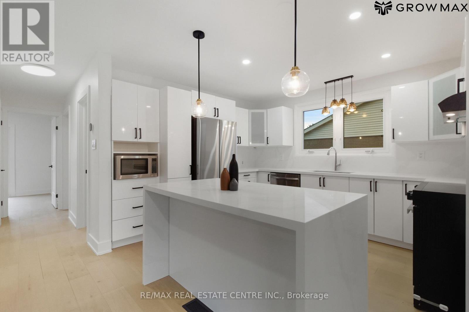 1328 Bunnell Drive, Burlington, Ontario  L7P 2E1 - Photo 5 - W12909164