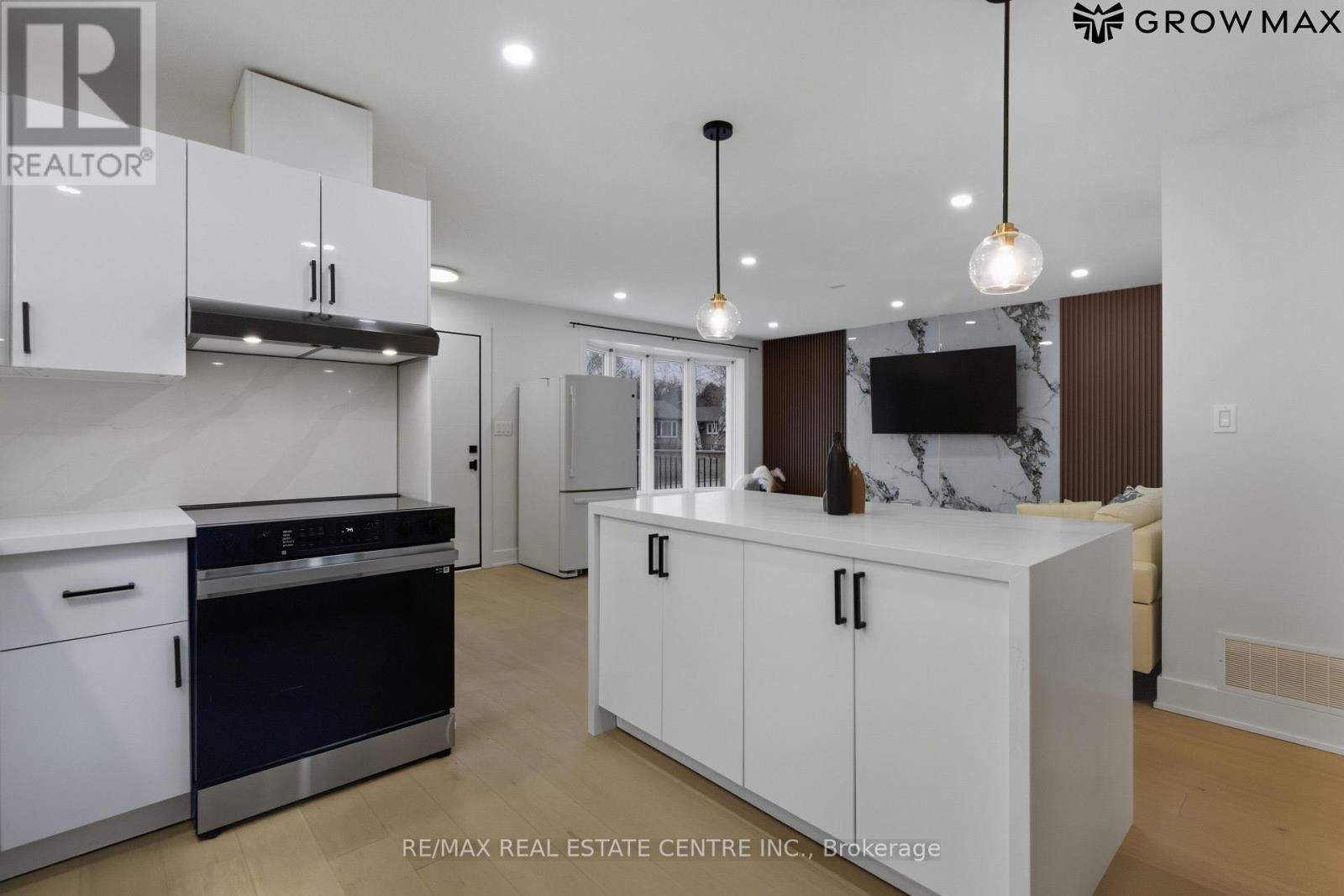 1328 Bunnell Drive, Burlington, Ontario  L7P 2E1 - Photo 6 - W12909164