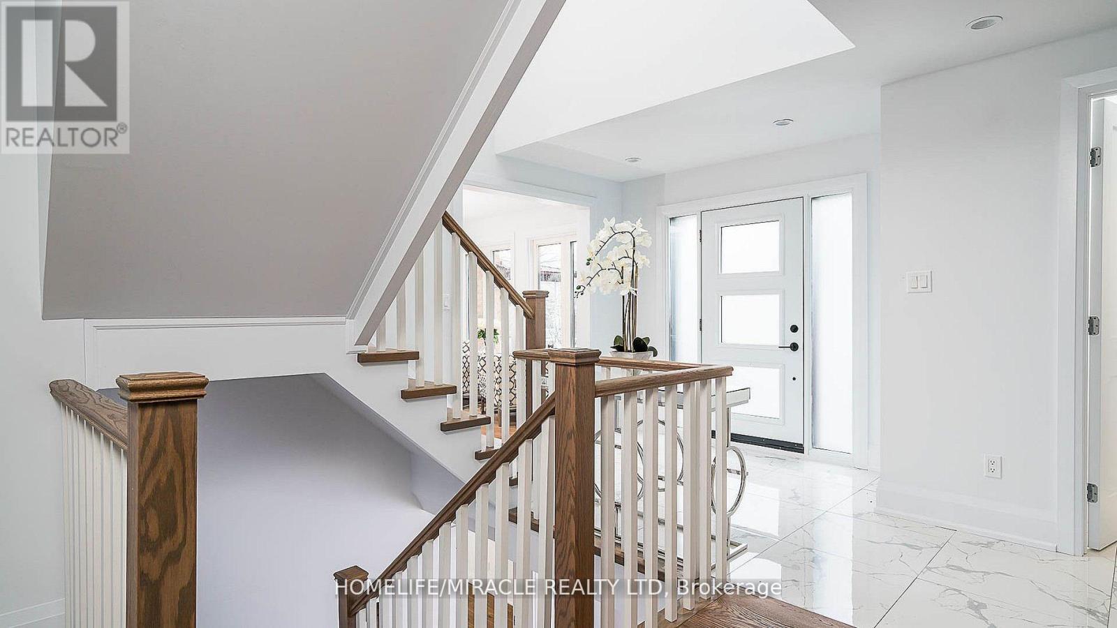 Upper - 157 Valeria Boulevard, Vaughan (East Woodbridge), Ontario  L4L 6W4 - Photo 4 - N12820496