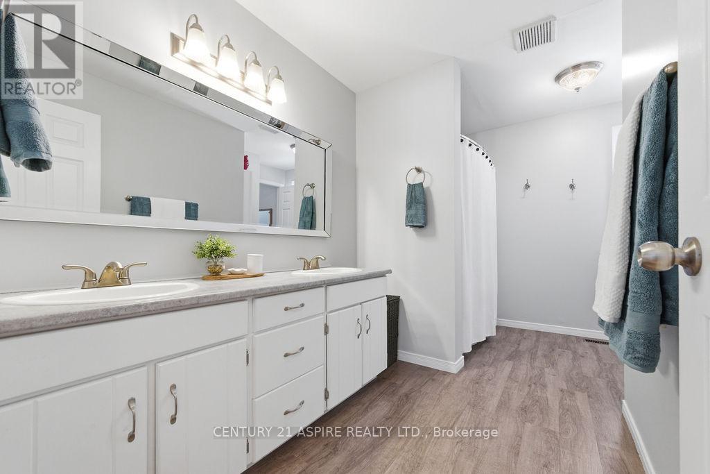 21 Heritage Drive, Petawawa, Ontario  K8H 3K9 - Photo 16 - X12960282