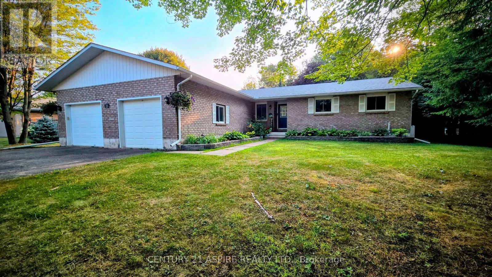 21 Heritage Drive, Petawawa, Ontario  K8H 3K9 - Photo 2 - X12960282