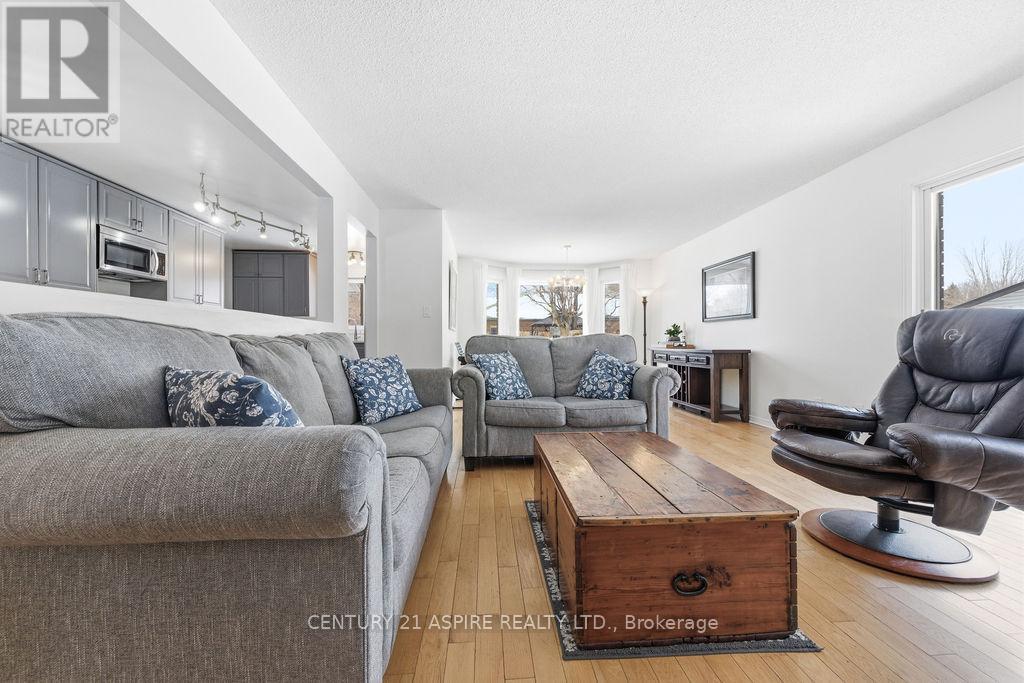 21 Heritage Drive, Petawawa, Ontario  K8H 3K9 - Photo 6 - X12960282