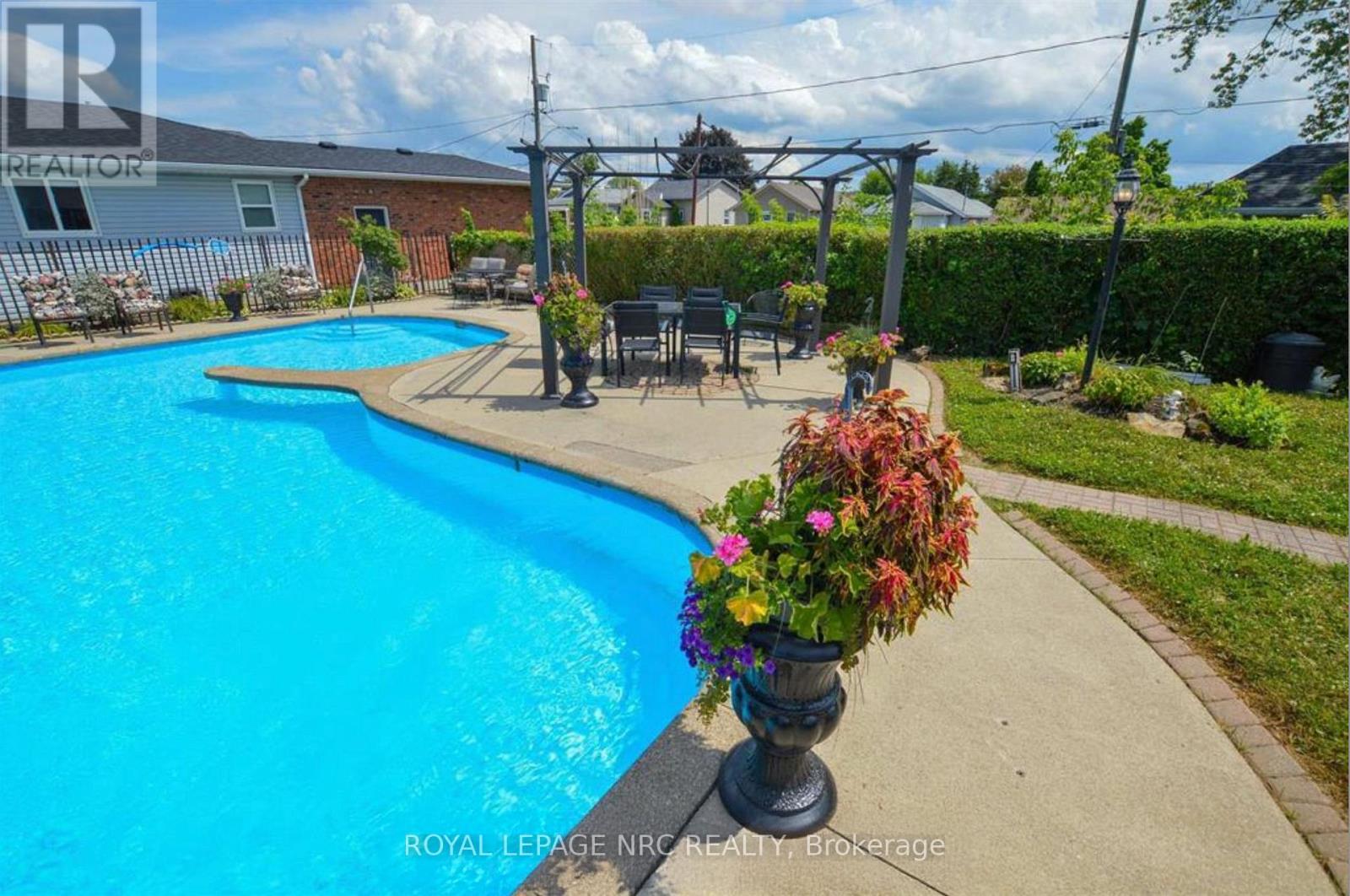 68 Pine Street S, Thorold, Ontario  L2V 3L4 - Photo 3 - X12960106