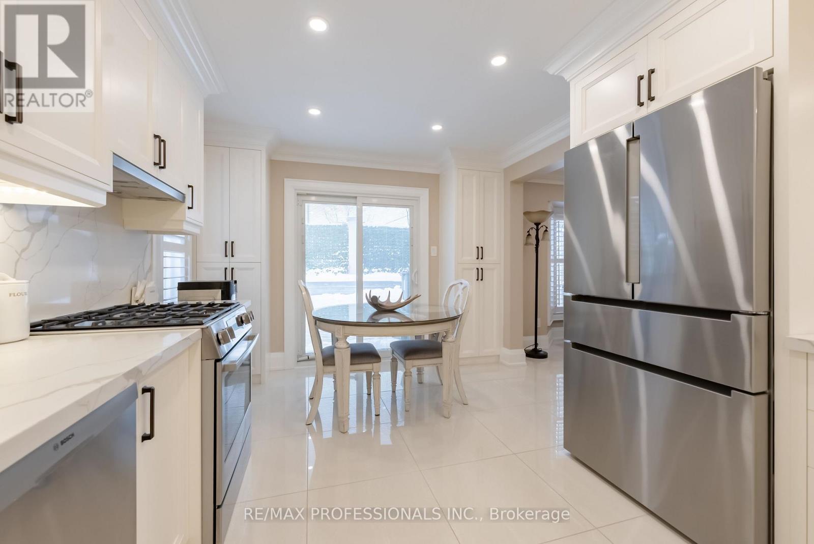 99 Desert Sand Drive, Brampton, Ontario  L6R 1V7 - Photo 11 - W12849968