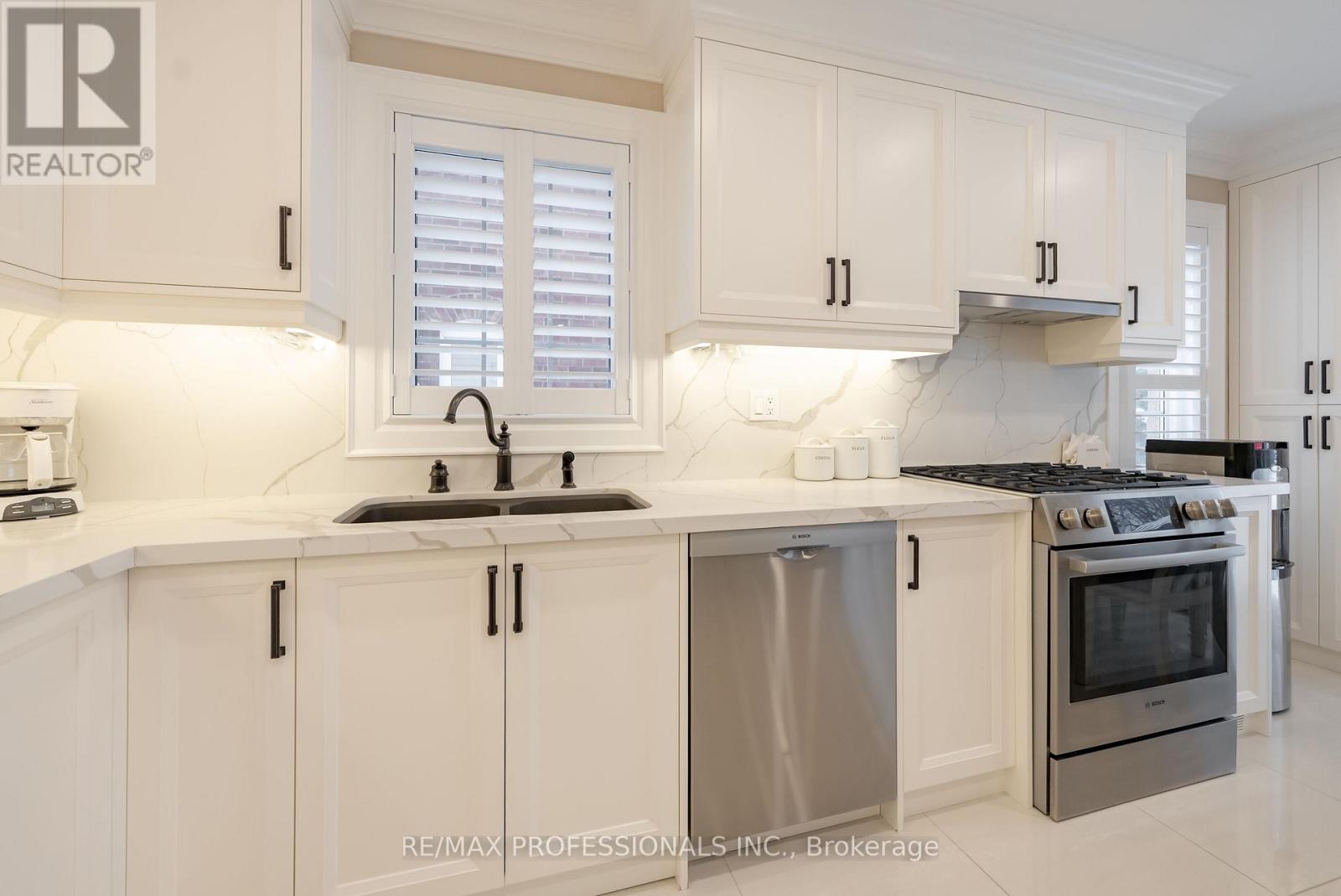 99 Desert Sand Drive, Brampton, Ontario  L6R 1V7 - Photo 7 - W12849968