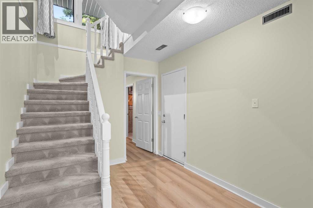 22 Coachway Gardens SW, Calgary, Alberta  T3H 2V9 - Photo 5 - A2272208