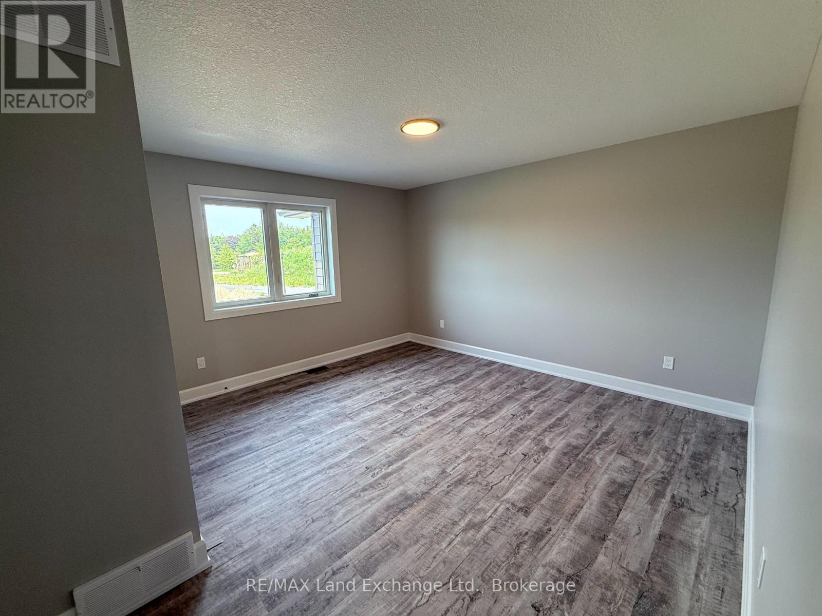 Unit 3 - 8 Golf Links Road, Kincardine, Ontario  N2Z 0G1 - Photo 13 - X12955112