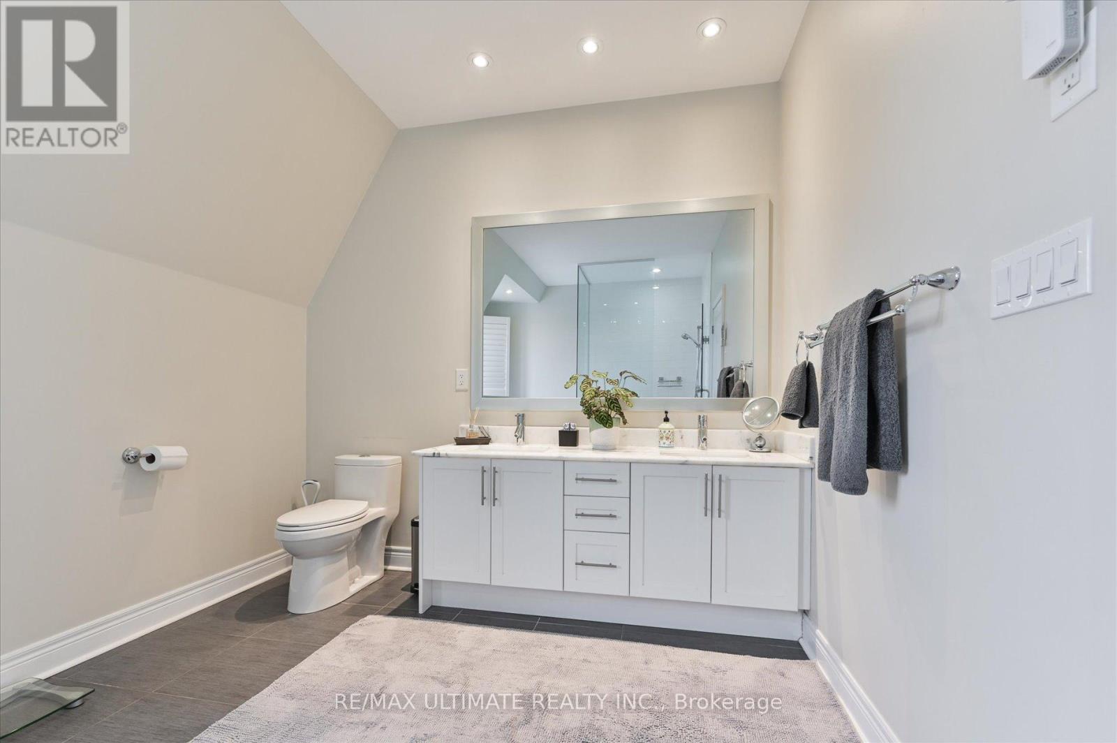 1860 Burnhamthorpe Road E, Mississauga, Ontario  L4X 2S5 - Photo 28 - W12960070