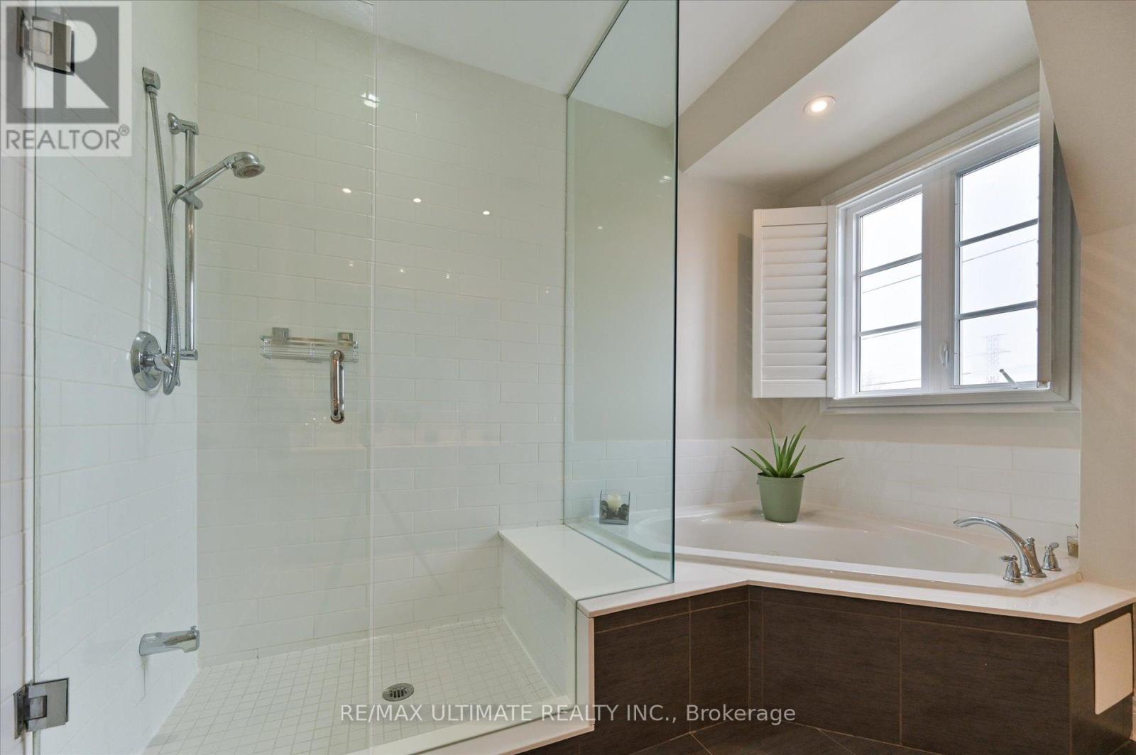 1860 Burnhamthorpe Road E, Mississauga, Ontario  L4X 2S5 - Photo 29 - W12960070