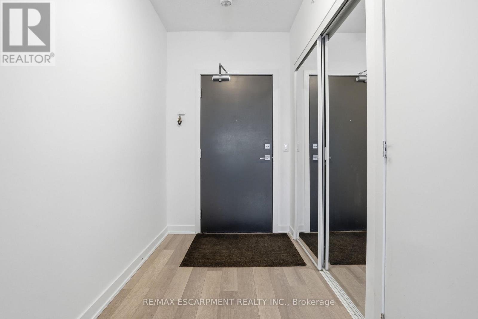 B418 - 5240 Dundas Street, Burlington, Ontario  L7L 0J6 - Photo 4 - W12960120