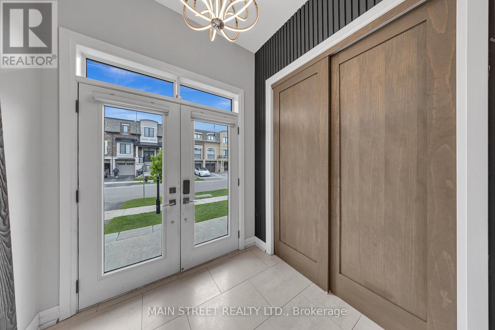 6 Vaudeville Drive, Toronto, Ontario M8W 0B5 - Photo 3 - W12960146