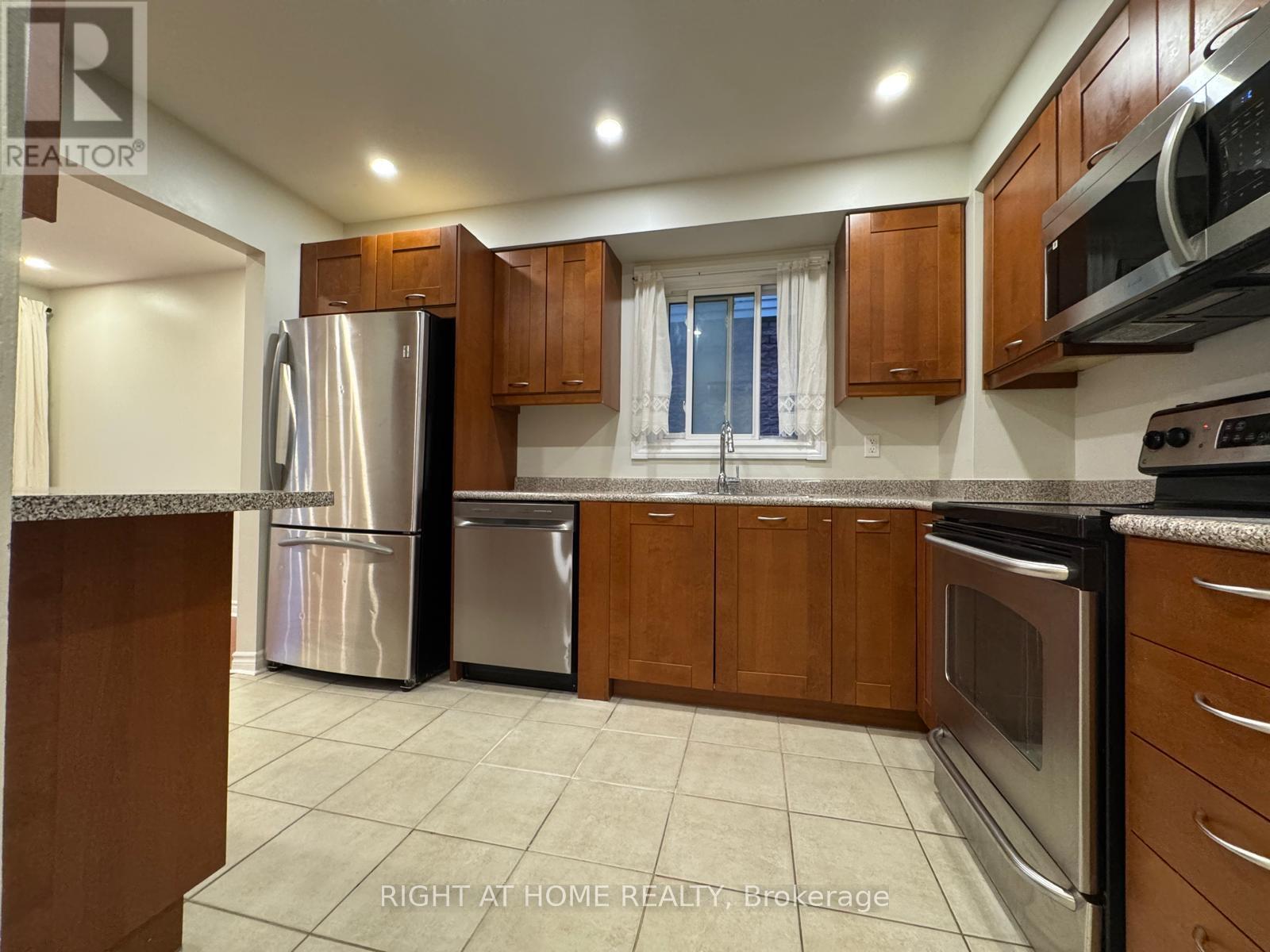 3369 Burdock Place, Mississauga, Ontario  L5A 4B7 - Photo 3 - W12960184