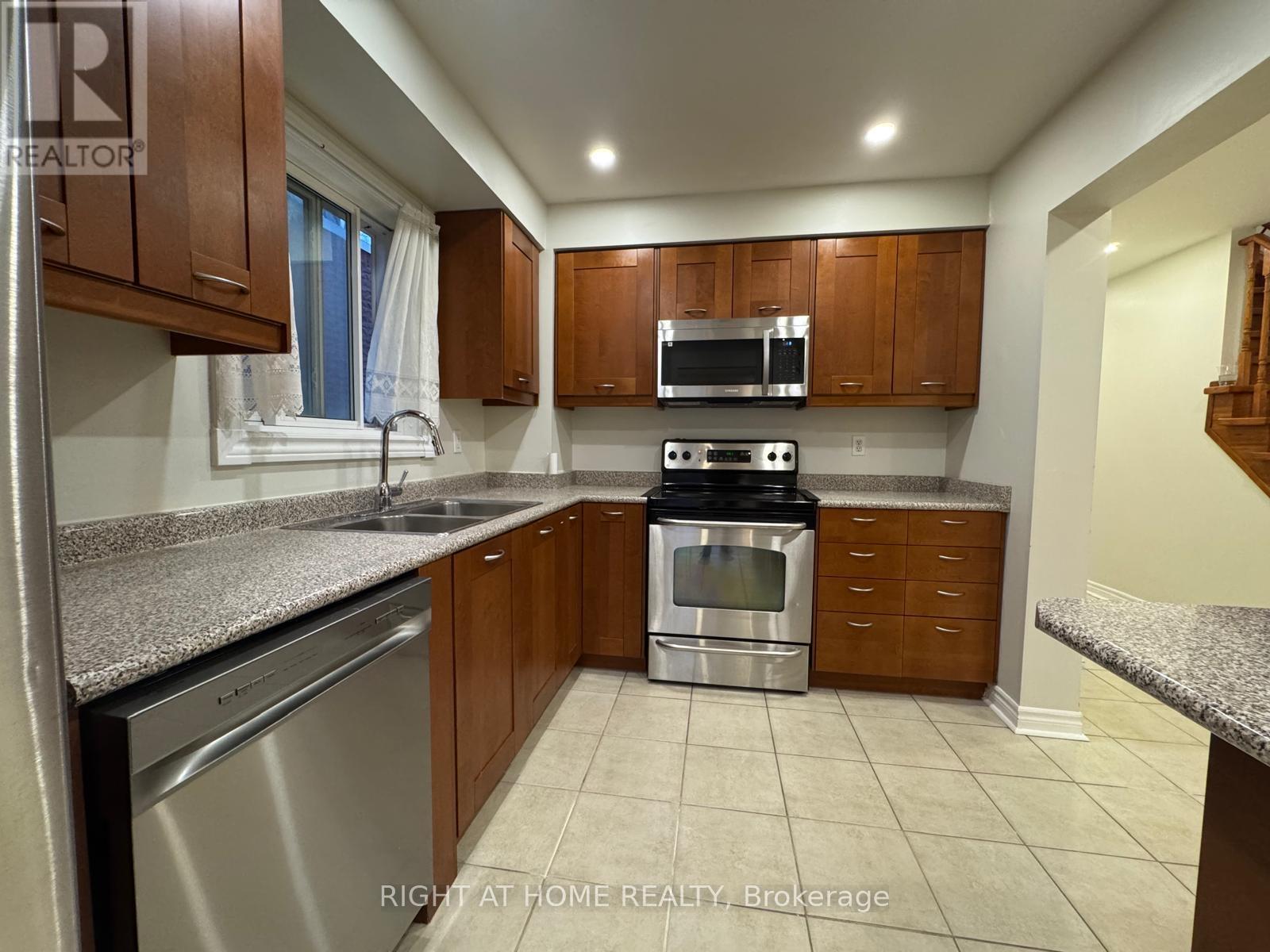 3369 Burdock Place, Mississauga, Ontario  L5A 4B7 - Photo 4 - W12960184