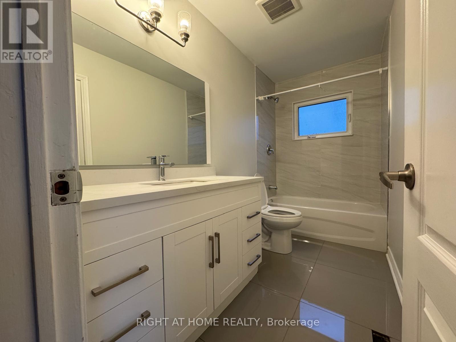 3369 Burdock Place, Mississauga, Ontario  L5A 4B7 - Photo 8 - W12960184