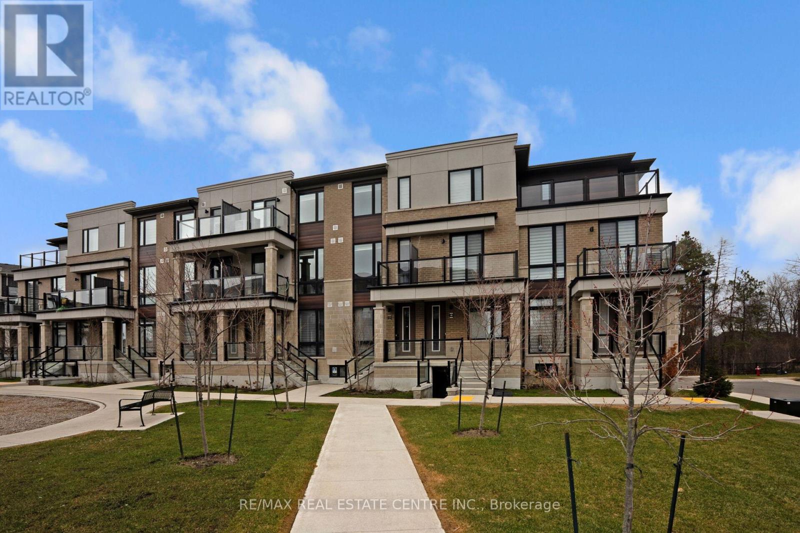 43 - 45 KNOTSBERRY CIRCLE, Brampton, Ontario
