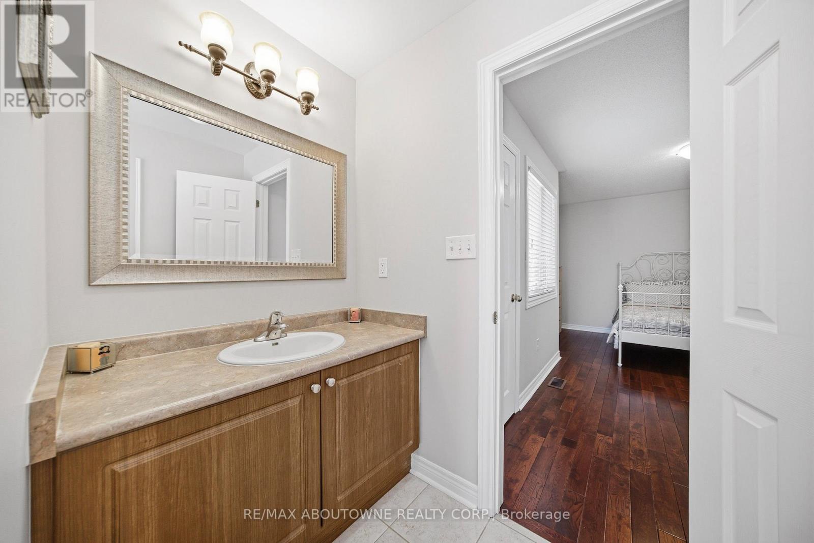 884 Stoutt Crescent, Milton, Ontario  L9T 7R1 - Photo 10 - W12960242