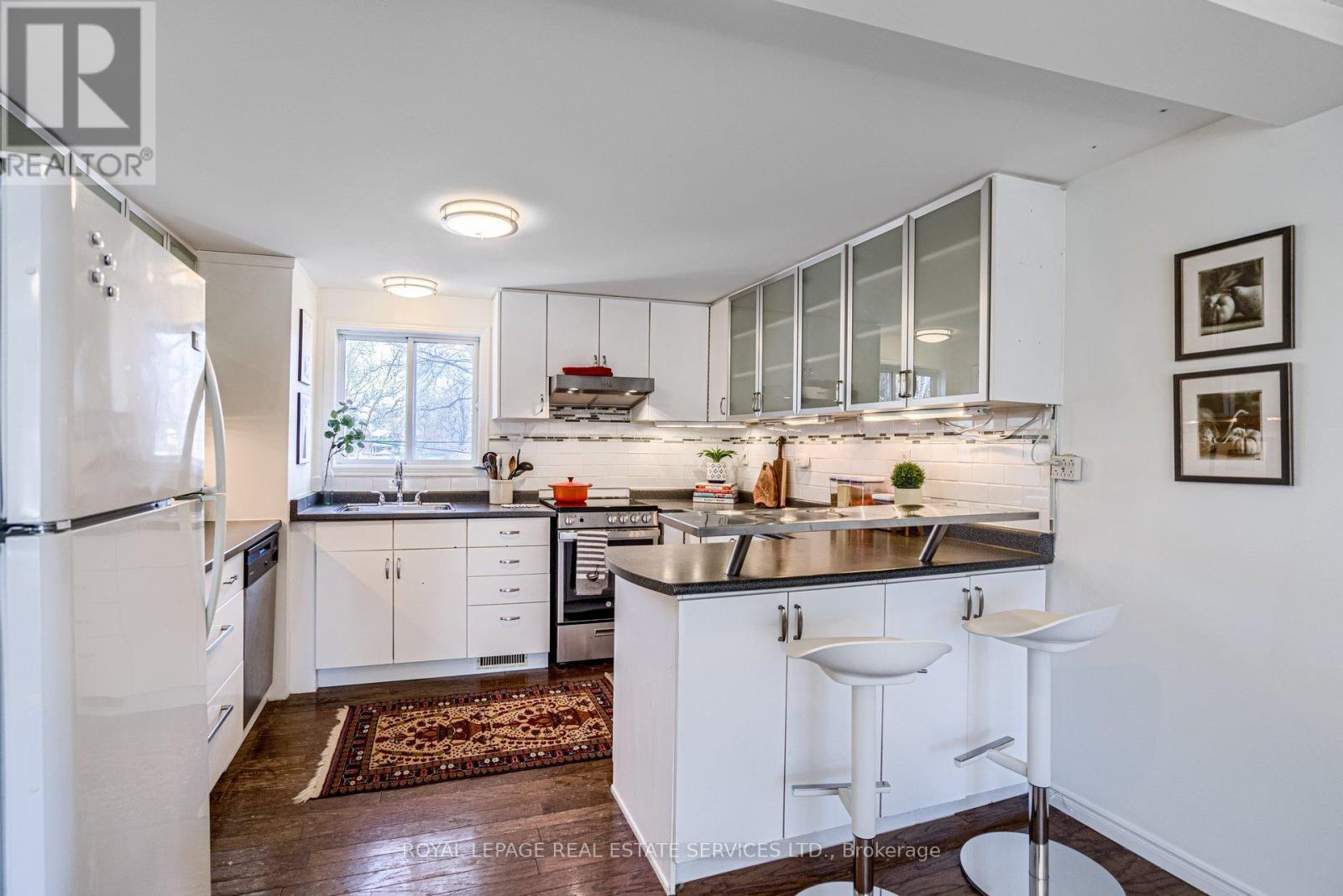 Upper Apt. - 170 Fairview Avenue, Toronto, Ontario  M6P 3A5 - Photo 16 - W12960260