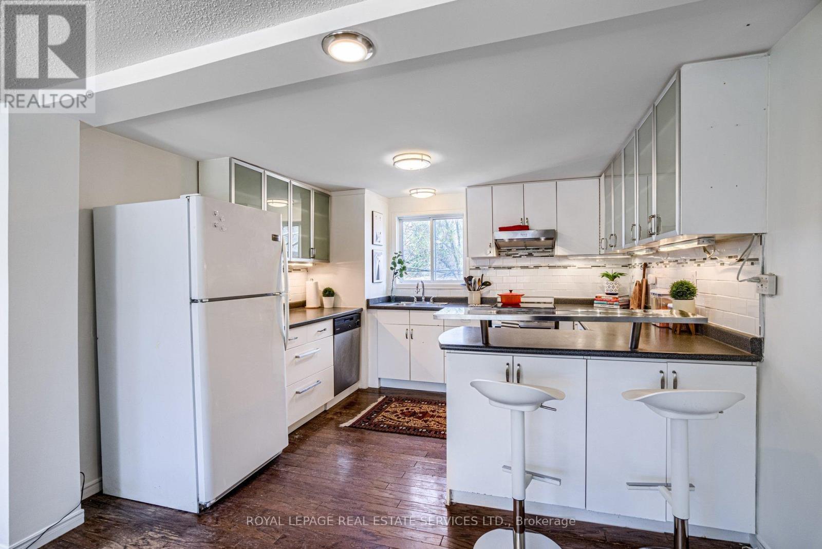 Upper Apt. - 170 Fairview Avenue, Toronto, Ontario  M6P 3A5 - Photo 17 - W12960260