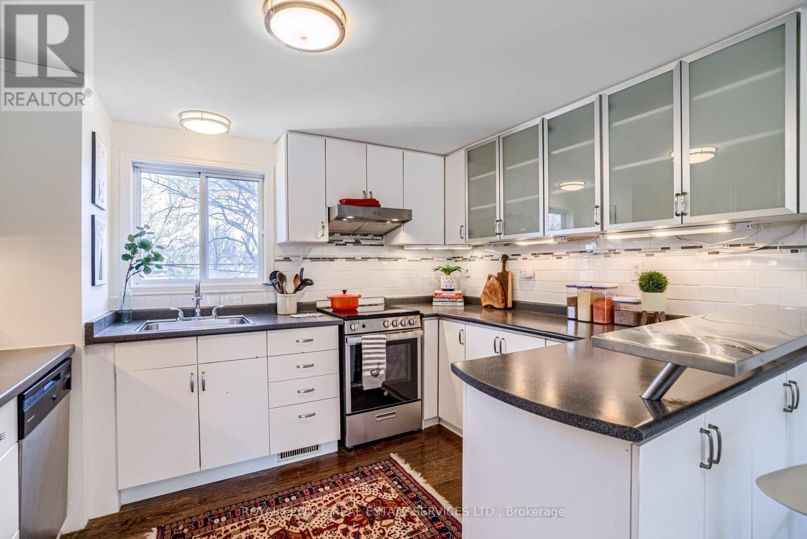 Upper Apt. - 170 Fairview Avenue, Toronto, Ontario  M6P 3A5 - Photo 18 - W12960260