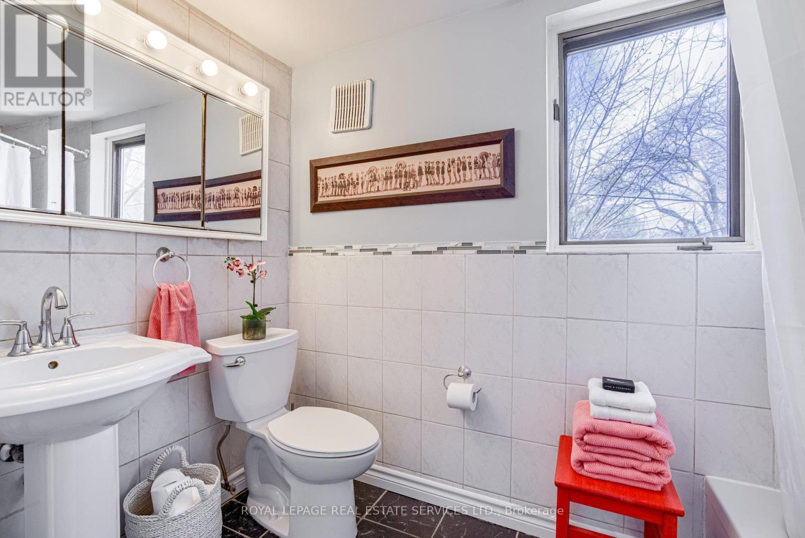 Upper Apt. - 170 Fairview Avenue, Toronto, Ontario  M6P 3A5 - Photo 21 - W12960260