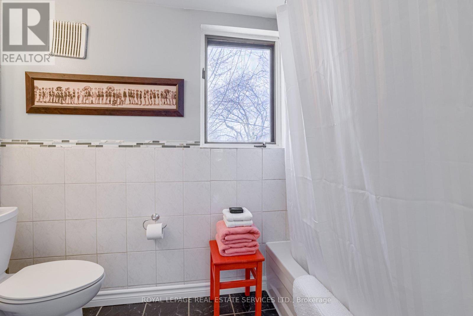 Upper Apt. - 170 Fairview Avenue, Toronto, Ontario  M6P 3A5 - Photo 22 - W12960260