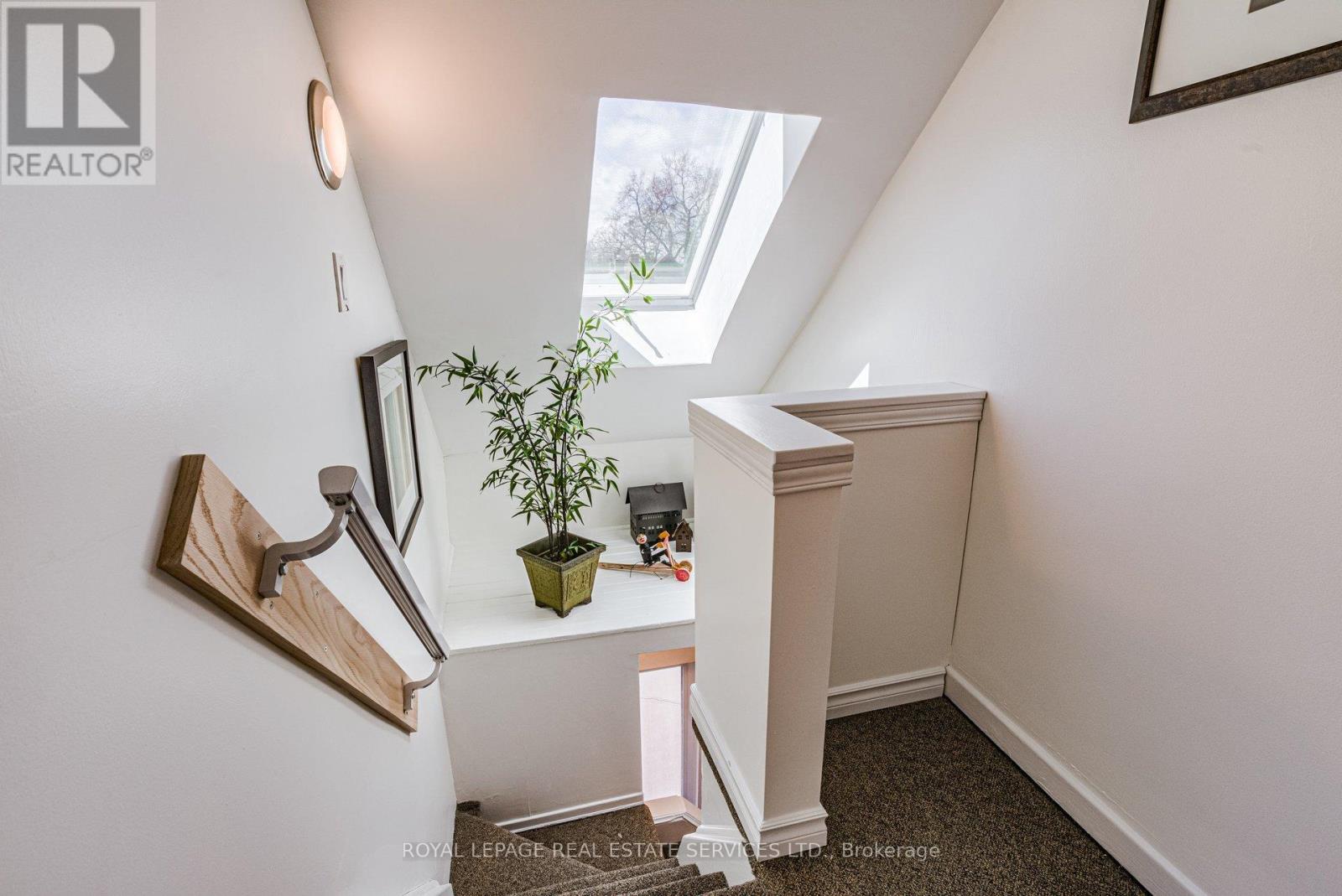 Upper Apt. - 170 Fairview Avenue, Toronto, Ontario  M6P 3A5 - Photo 24 - W12960260