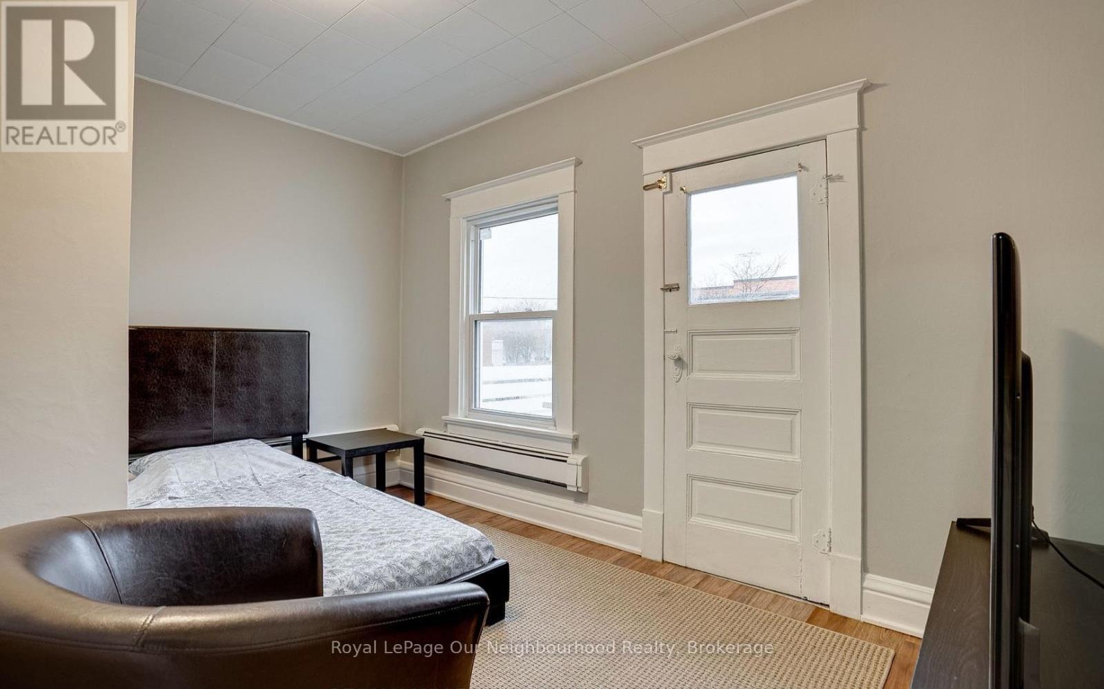 128 Geneva Street, St. Catharines, Ontario  L2R 4N6 - Photo 3 - X12893182