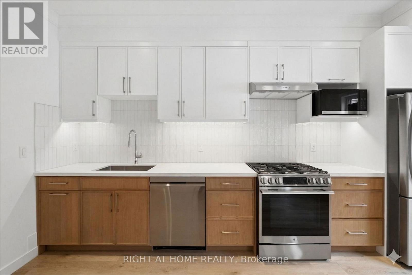 91 Barton Avenue, Toronto, Ontario  M6G 1P7 - Photo 4 - C12960316