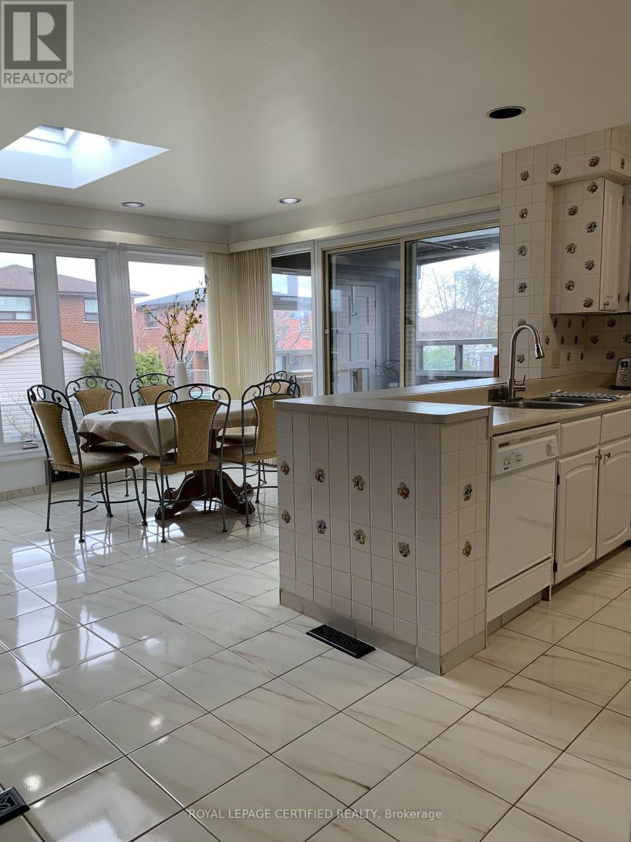 7497 Middleshire Drive, Mississauga, Ontario  L4T 3S3 - Photo 11 - W12902976