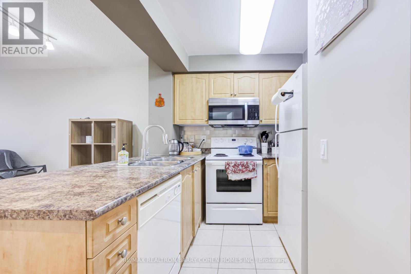 201 - 310 Red Maple Road, Richmond Hill, Ontario  L4C 0T7 - Photo 3 - N12960346