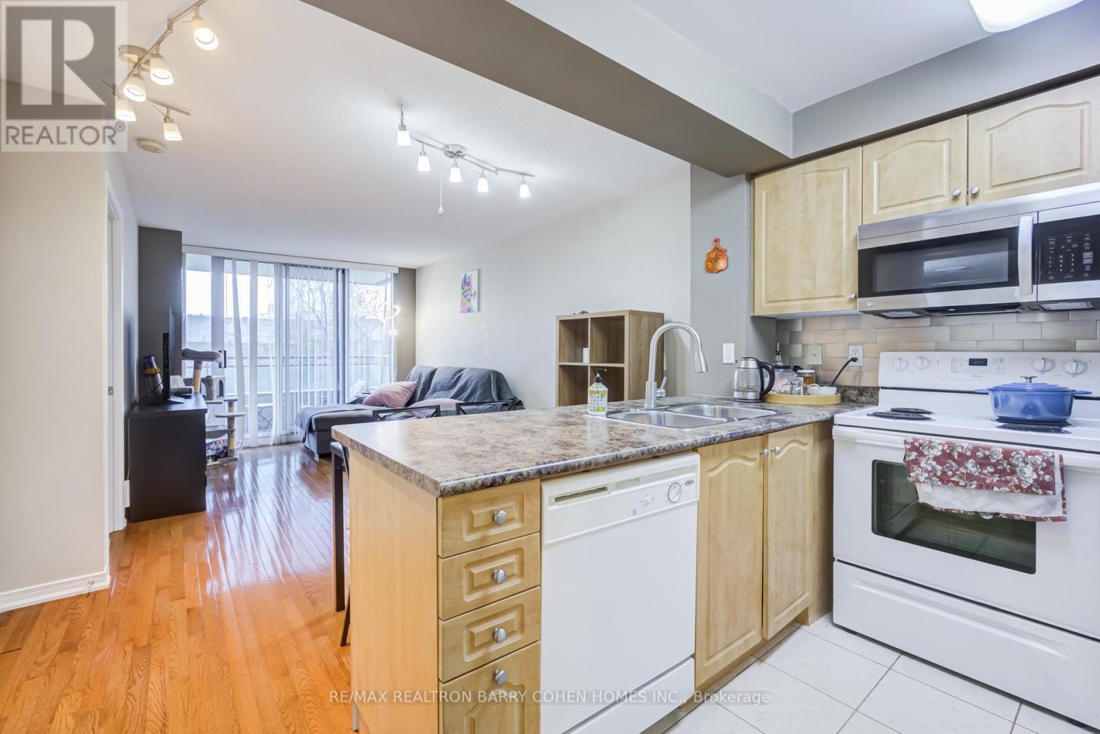 201 - 310 Red Maple Road, Richmond Hill, Ontario  L4C 0T7 - Photo 4 - N12960346