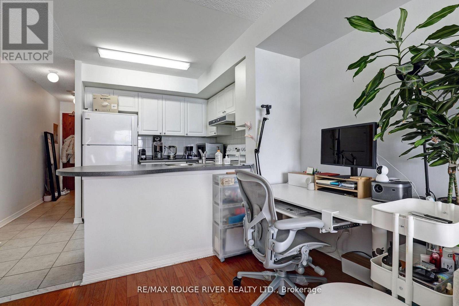 1008 - 11 Oneida Crescent, Richmond Hill, Ontario  L4B 0A1 - Photo 8 - N12960392