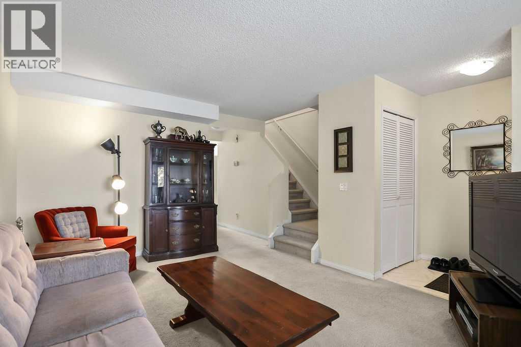 111 Deerfield Drive SE, Calgary, Alberta  T2J 6T9 - Photo 6 - A2292660