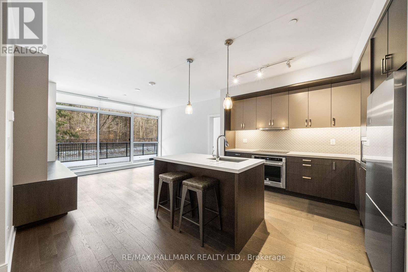 111 - 1575 Lakeshore Road W, Mississauga, Ontario  L5J 1J4 - Photo 2 - W12960322