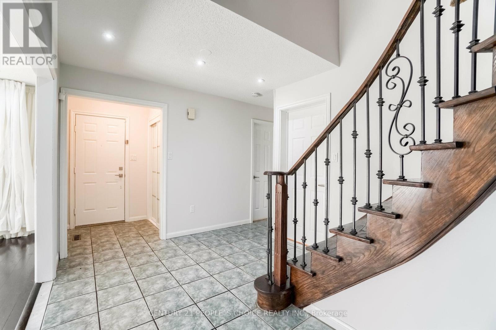 25 Sheringham Street, Brampton, Ontario  L6Z 2P5 - Photo 5 - W12960374