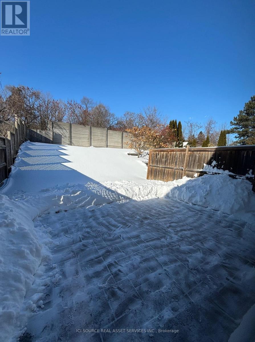 851 Sweetwater Crescent, Mississauga, Ontario  L5H 4A7 - Photo 19 - W12960380